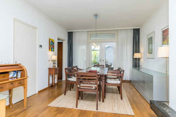 Foto - Te koop: Karakteristiek wonen met de duurzaamheid van nu! Verrassend ruime tussenwoning (1938) met 5 slaapkamers, hybride warmtepomp en Energielabel A nabij het centrum van Heerlen. 